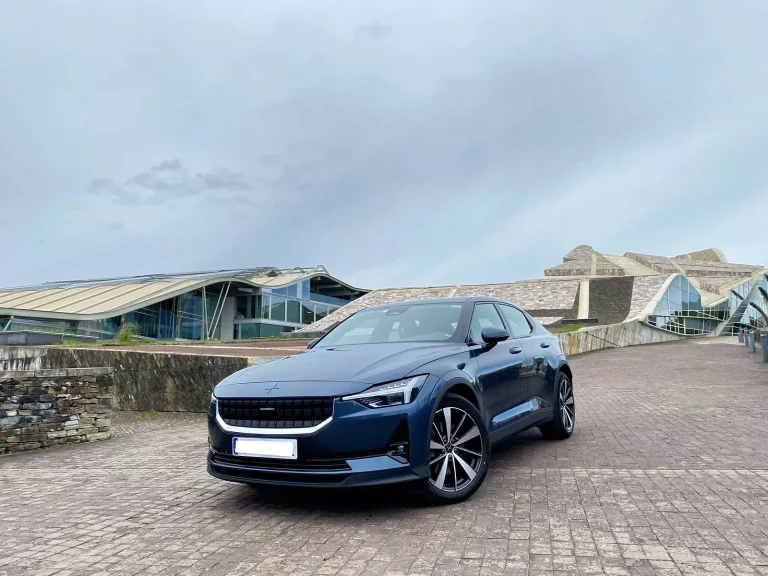Polestar 2 eléctrico de Atlantic Travel Transfer ante la Cidade da Cultura de Galicia