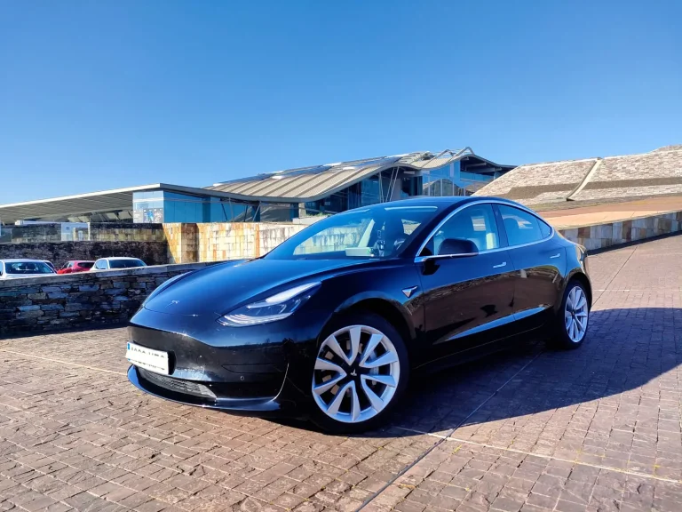 Tesla Model 3 eléctrico de Atlantic Travel Transfer en la Cidade da Cultura de Galicia