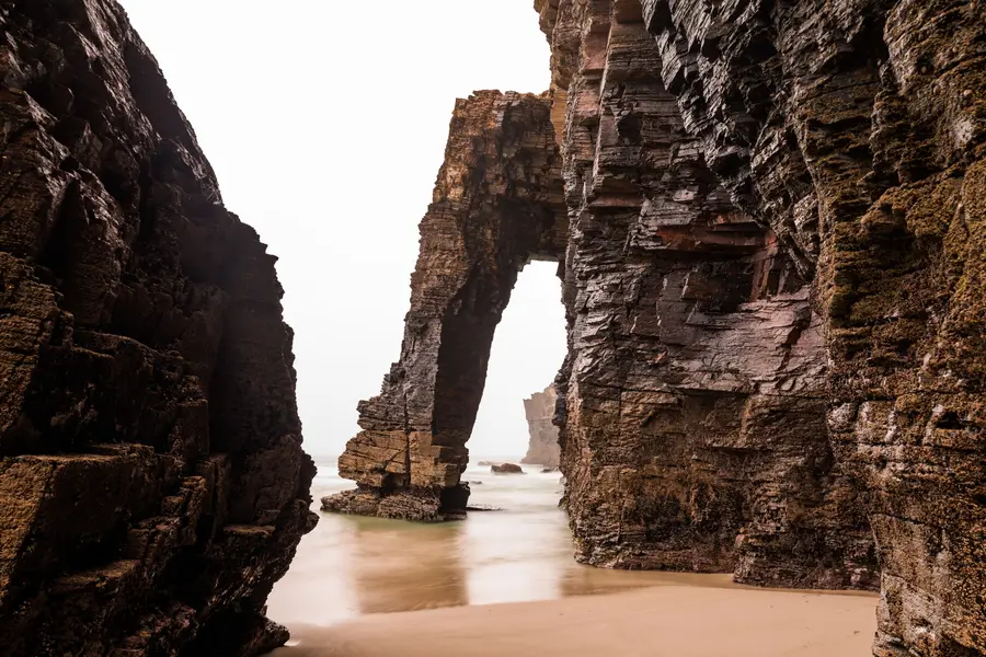 Arcos naturales de roca en la Playa de las Catedrales durante la marea baja