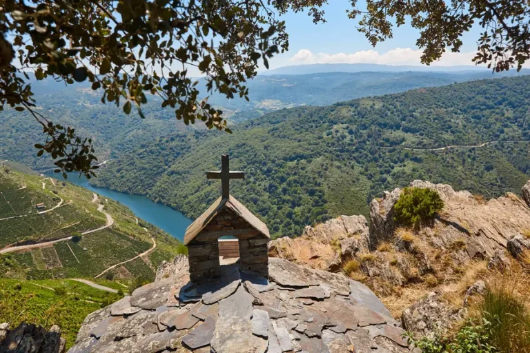 Ermita de Pena do Castelo entre viñedos y el cañón del Sil en la Ribeira Sacra