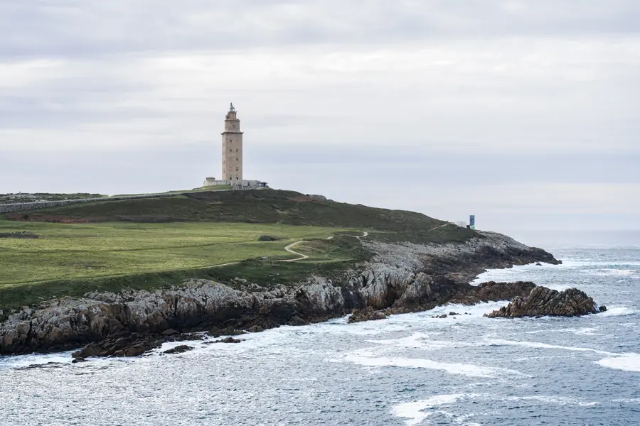 Torre de Hércules en A Coruña junto al océano Atlántico