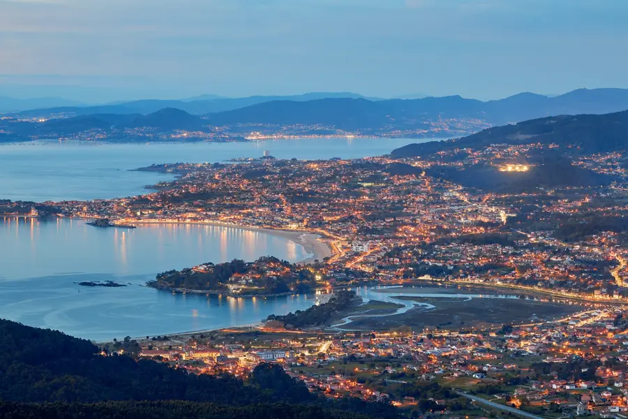 Vista panorámica de Vigo y su ría al anochecer